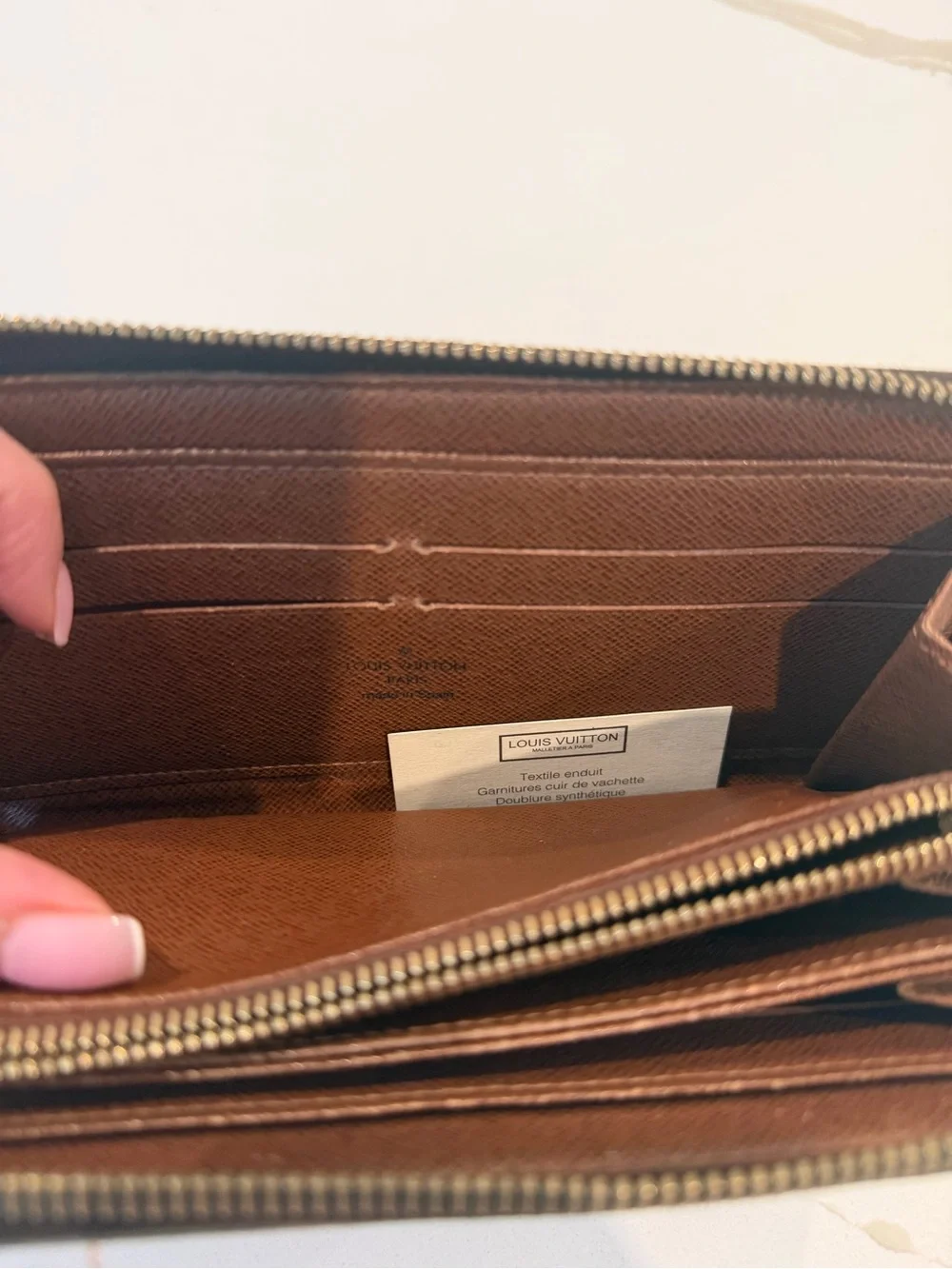 Louis Vuitton signs pull use